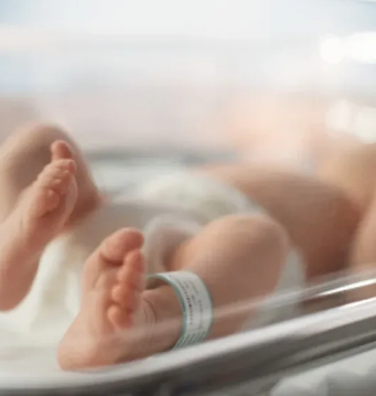 ŠOK U BOLNICI: Pijana trudnica rodila kod kuće, doktori ostali zatečeni nalazom bebe