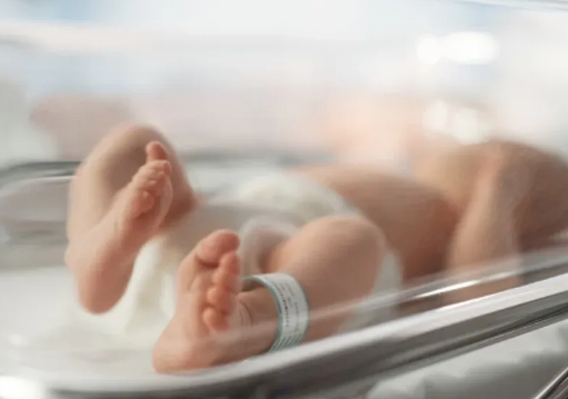 ŠOK U BOLNICI: Pijana trudnica rodila kod kuće, doktori ostali zatečeni nalazom bebe