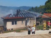 DRAMA U NASELJU: Porodična kuća potpuno izgorjela, vatrogasci spriječili veću tragediju