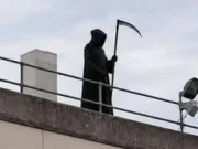 Muškarac obučen kao “Kosac smrti” uhapšen nakon što je uznemirio pacijente i ljekare na krovu bolnice