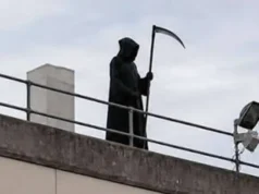 Muškarac obučen kao “Kosac smrti” uhapšen nakon što je uznemirio pacijente i ljekare na krovu bolnice