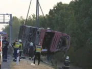 Tragedija na autoputu: Prevrnuo se autobus pun putnika, poginulo više osoba