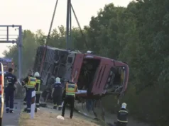 Tragedija na autoputu: Prevrnuo se autobus pun putnika, poginulo više osoba