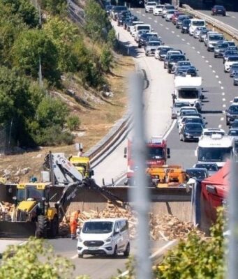 Kolaps na autocesti: Zbog prevrnutog kamiona kolona narasla na 30 kilometara