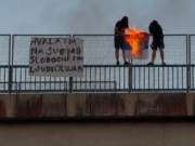 INCIDENT U HRVATSKOJ: Dvije osobe zapalile zastavu Srbije
