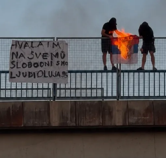 INCIDENT U HRVATSKOJ: Dvije osobe zapalile zastavu Srbije