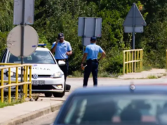 PUCNJAVA ISPRED PORODIČNE KUĆE: Jedna osoba upucana s dva metka, dvojica uhapšena