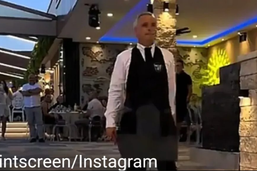 KONOBAR NIJE MOGAO ZAUSTAVITI SUZE: Vlasnik restorana priredio mu iznenađenje koje će pamtiti cijeli život