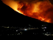 Omiš u plamenu: Izgorjeli objekti i vozila, stanovnici s koferima napuštaju domove