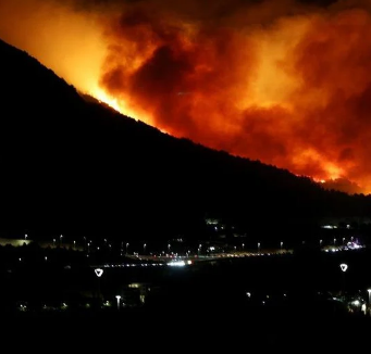 Omiš u plamenu: Izgorjeli objekti i vozila, stanovnici s koferima napuštaju domove