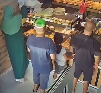 VIDEO / Nadzorne kamere snimile krađu: Žena iz pekare odnijela tri kutije za sadaku