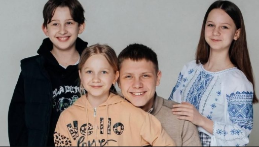 Nakon smrti majke, mladić je preuzeo najveću životnu borbu – sam odgaja četvero braće i sestara