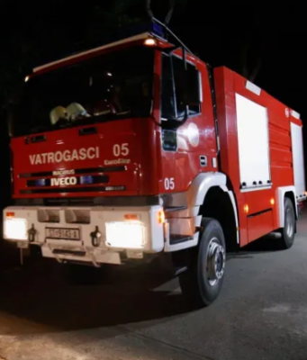 Drama u sarajevskom naselju: Požar izbio u stanu u Hrasnom, jedna osoba povrijeđena i prevezena na KCUS