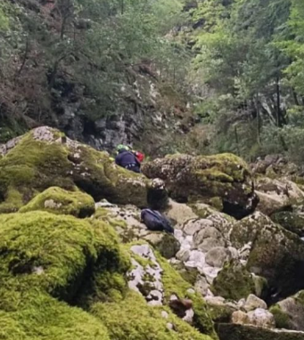 TRAGEDIJA KOJA SLAMA SRCE: Otac poginuo pokušavajući spasiti sina koji je pao u provaliju