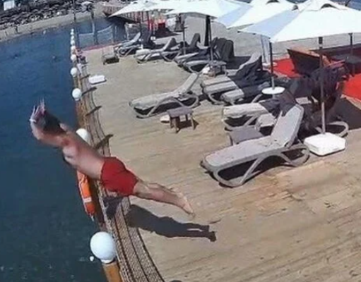 UZNEMIRUJUĆI SNIMAK IZ TURSKE: Otac troje djece skočio u plitku vodu i izgubio život