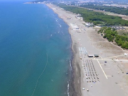 Tragedija u Ulcinju: Srpkinja se srušila na Velikoj plaži i preminula, sumnja se na uzrok smrti