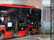 (FOTO) Autobus sa 20 djece udario u zid kuće: „Preletio“ preko kružnog toka, vozač ostao zarobljen
