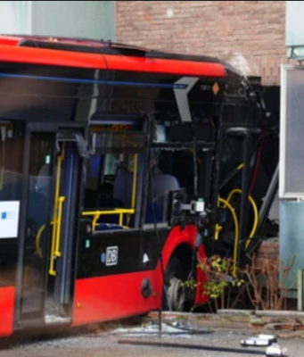 (FOTO) Autobus sa 20 djece udario u zid kuće: „Preletio“ preko kružnog toka, vozač ostao zarobljen