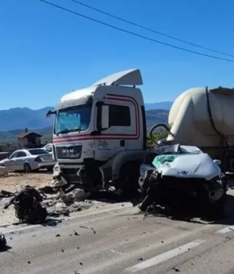 Tragedija na cesti: Mladić (19) poginuo nakon što se automobilom zabio u parkirani kamion