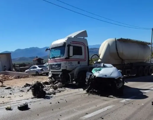Tragedija na cesti: Mladić (19) poginuo nakon što se automobilom zabio u parkirani kamion