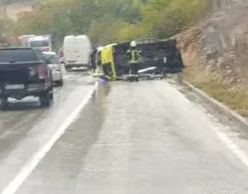 Prevrnulo se sanitetsko vozilo: Više osoba povrijeđeno, među putnicima bio i pacijent