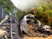 VIDEO: Jeziva nesreća voza! 11 vagona završilo u provaliji, mašinovođa očajnički tražio pomoć