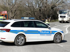 Šokantan incident: Djevojčica (3) ispala iz vozila, poznato šta slijedi majci