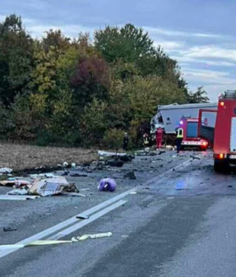 Tragedija na cesti: U teškoj saobraćajnoj nesreći poginuo vozač kombija