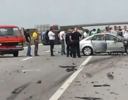 POZNATI PJEVAČ DOŽIVIO STRAVIČNU NESREĆU: Automobil smrskan do neprepoznatljivosti (FOTO)