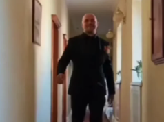 Supruga se odselila, a pjevač priznao: “Djetetu sam i otac i majka”
