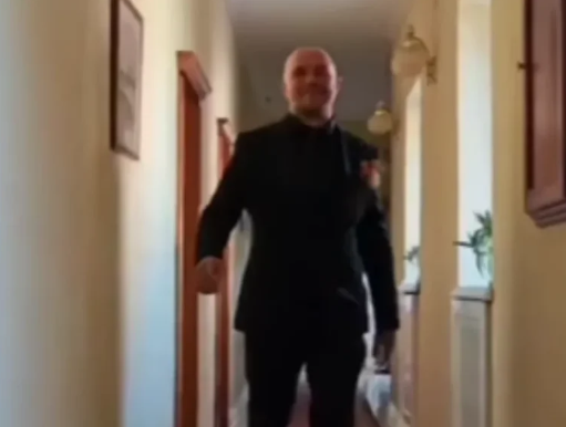 Supruga se odselila, a pjevač priznao: “Djetetu sam i otac i majka”