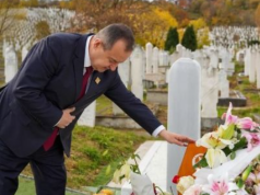 Ivica Dačić objavio fotografije s groba Halida Bešlića: “Uz njegovu pjesmu probudio sam se iz kome”