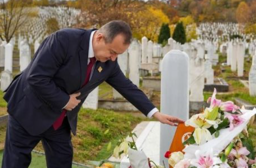 Ivica Dačić objavio fotografije s groba Halida Bešlića: “Uz njegovu pjesmu probudio sam se iz kome”