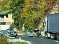 Stravičan udes kod Semizovca: Dvije osobe hitno prevezene na KUM
